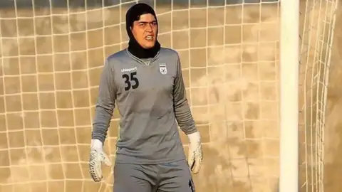 Zohreh Koudaei, la portera de Irán, durante un partido Zohreh Koudaei, la portera de Irán, durante un partido