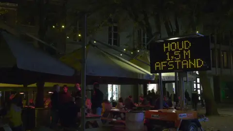 Amsterdam se queda sin celebraciones en Nochevieja a causa de una nueva ola de contagios Amsterdam se queda sin celebraciones en Nochevieja a causa de una nueva ola de contagios