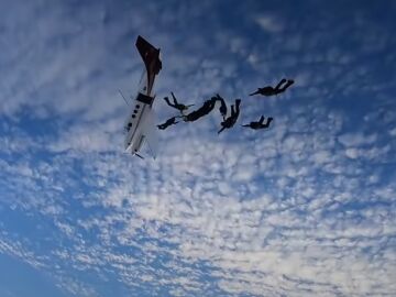 El espeluznante momento en que un avión pierde el control en el preciso instante del salto de varios paracaidistas