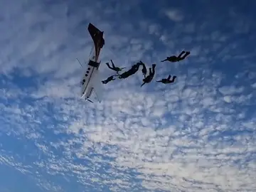El espeluznante momento en que un avión pierde el control en el preciso instante del salto de varios paracaidistas El espeluznante momento en que un avión pierde el control en el preciso instante del salto de varios paracaidistas
