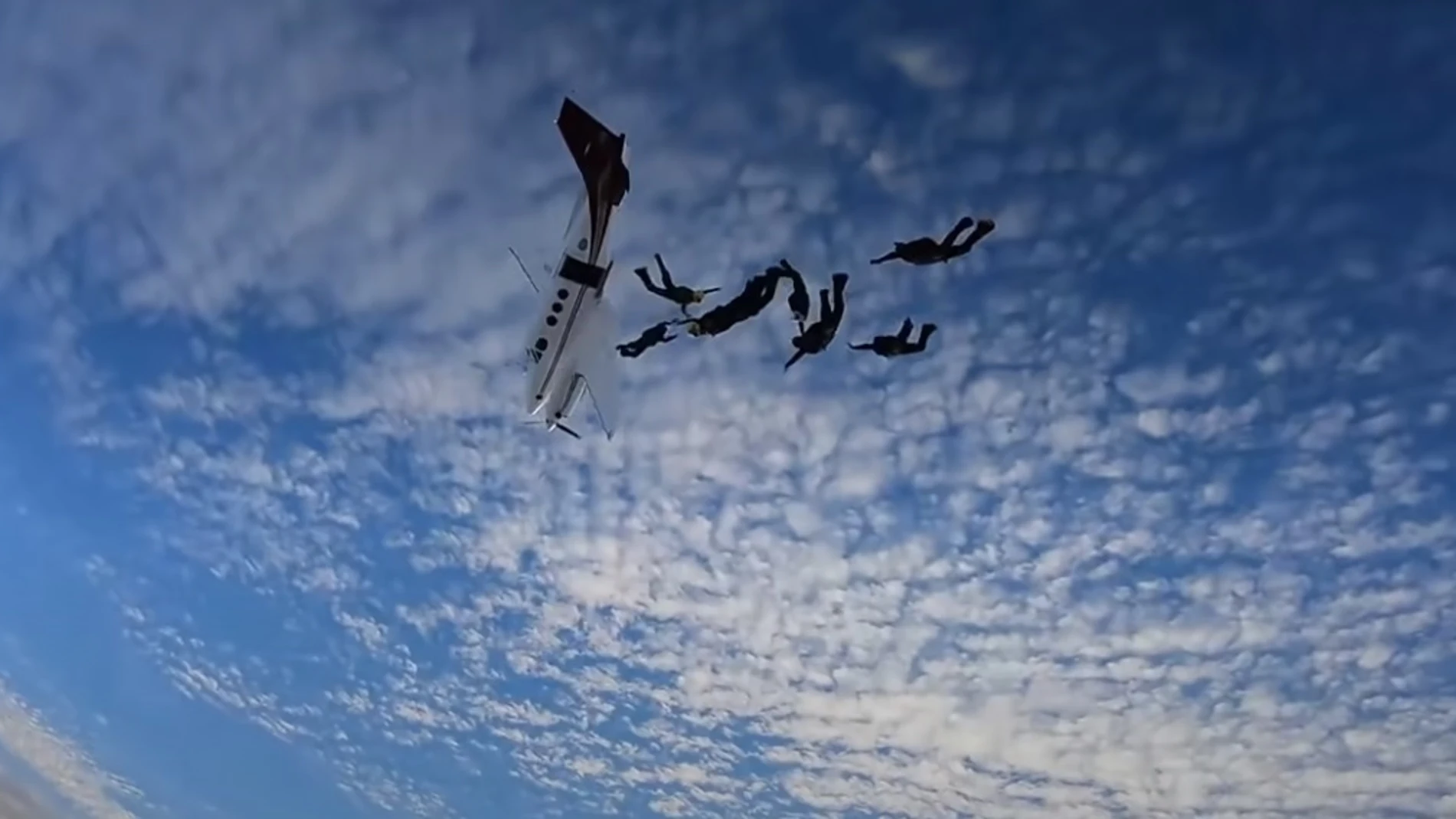 El espeluznante momento en que un avión pierde el control en el preciso instante del salto de varios paracaidistas