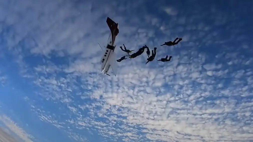 El espeluznante momento en que un avión pierde el control en el preciso instante del salto de varios paracaidistas El espeluznante momento en que un avión pierde el control en el preciso instante del salto de varios paracaidistas