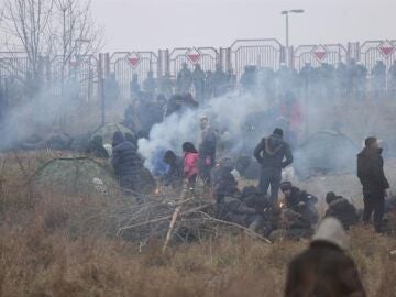 Cañones de agua, gas lacrimógeno y granadas aturdidoras, los métodos polacos para apartar a los migrantes de la frontera con Bielorrusia