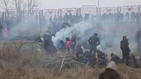 Cañones de agua, gas lacrimógeno y granadas aturdidoras, los métodos polacos para apartar a los migrantes de la frontera con Bielorrusia Cañones de agua, gas lacrimógeno y granadas aturdidoras, los métodos polacos para apartar a los migrantes de la frontera con Bielorrusia