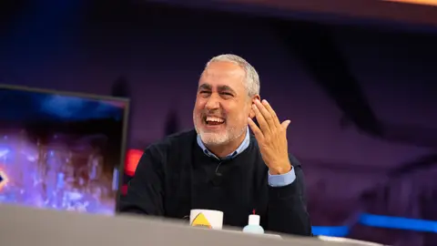 ¡Qué vintage! Jorge Salvador rescata la imagen de Pablo Motos en la portada de un libro ¡Qué vintage! Jorge Salvador rescata la imagen de Pablo Motos en la portada de un libro