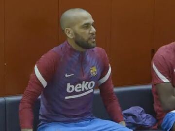 El viral discurso de Dani Alves a sus compañeros en el vestuario del Barcelona: "Fuera no hay nada mejor"