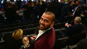 Dani Alves, sonriente en una gala Dani Alves, sonriente en una gala