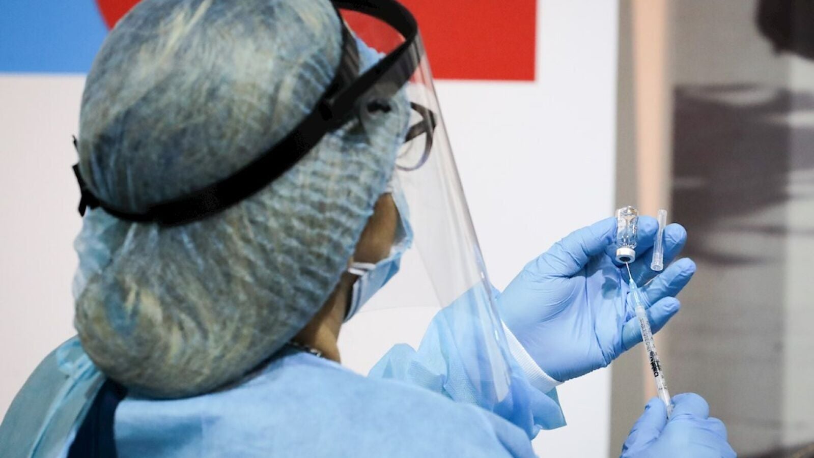 España no rebaja la edad para la dosis de refuerzo de la vacuna contra el coronavirus en la población general