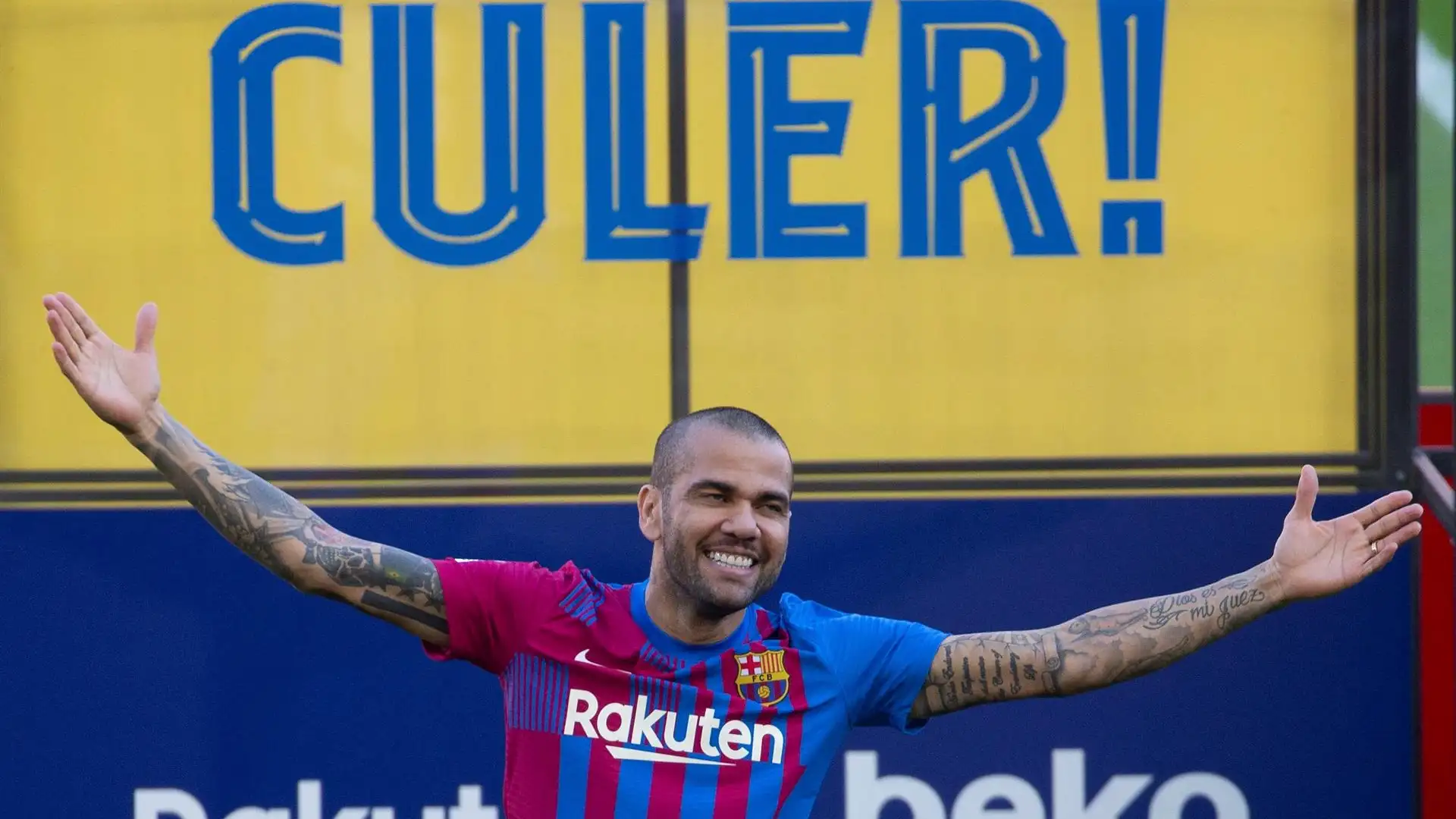 Dani Alves, presentado por todo lo alto: "Llevo el '8' en homenaje a Iniesta y Stoichkov" Dani Alves, presentado por todo lo alto: "Llevo el '8' en homenaje a Iniesta y Stoichkov"