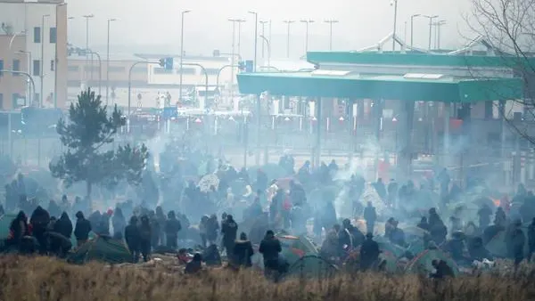 Militares polacos publican un vídeo en el que soldados bielorrusos guían con un láser a migrantes para que entren en territorio europeo Militares polacos publican un vídeo en el que soldados bielorrusos guían con un láser a migrantes para que entren en territorio europeo