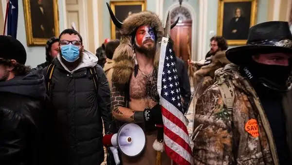El individuo que asaltó el Capitolio vestido de bisonte, condenado a 3 años y medio de cárcel El individuo que asaltó el Capitolio vestido de bisonte, condenado a 3 años y medio de cárcel