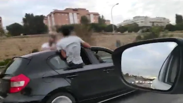 Investigan a un grupo de jóvenes por conducir con medio cuerpo fuera de su vehículo en la M-40 Investigan a un grupo de jóvenes por conducir con medio cuerpo fuera de su vehículo en la M-40