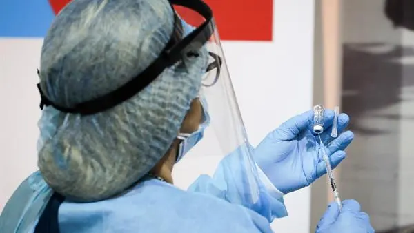 Casi la mitad de los espa&ntilde;oles cree que la vacuna contra el coronavirus deber&iacute;a ser obligatoria, seg&uacute;n el CIS