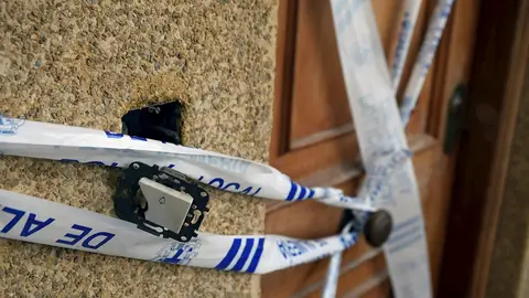 Detalle de la vivienda en el barrio de El Alquian en Almería, este miércoles, después del incendio registrado esta madrugada, en el que han muerto una madre y sus dos hijos menores de edad, y que ha tenido un origen intencionado, según ha informado la Policía Nacional Detalle de la vivienda en el barrio de El Alquian en Almería, este miércoles, después del incendio registrado esta madrugada, en el que han muerto una madre y sus dos hijos menores de edad, y que ha tenido un origen intencionado, según ha informado la Policía Nacional