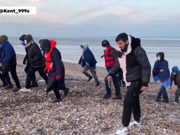 Migrantes llegan a la costa británica