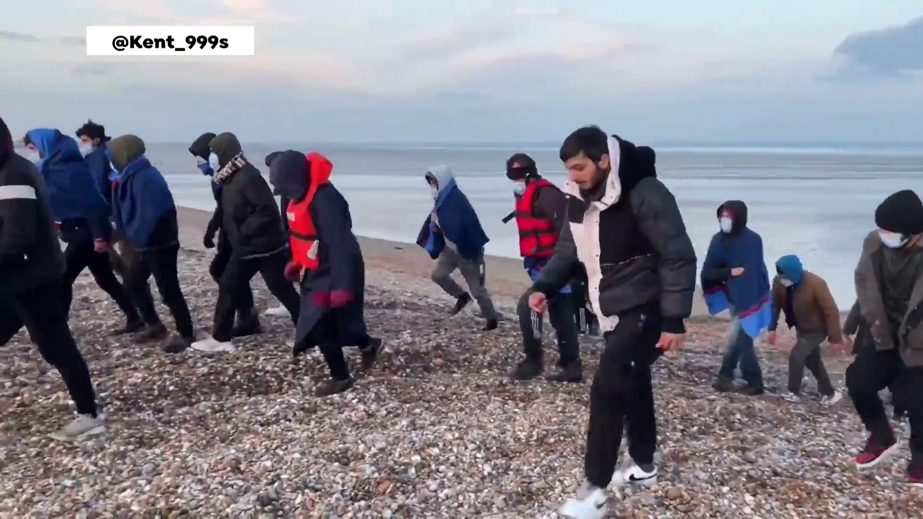 Migrantes llegan a la costa británica