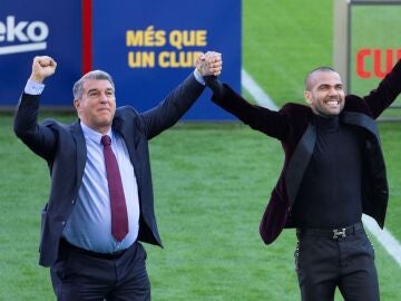 Joan Laporta y Dani Alves en la presentación del lateral brasileño en el Camp Nou