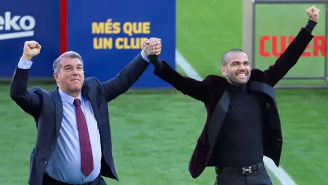 Joan Laporta y Dani Alves en la presentación del lateral brasileño en el Camp Nou Joan Laporta y Dani Alves en la presentación del lateral brasileño en el Camp Nou