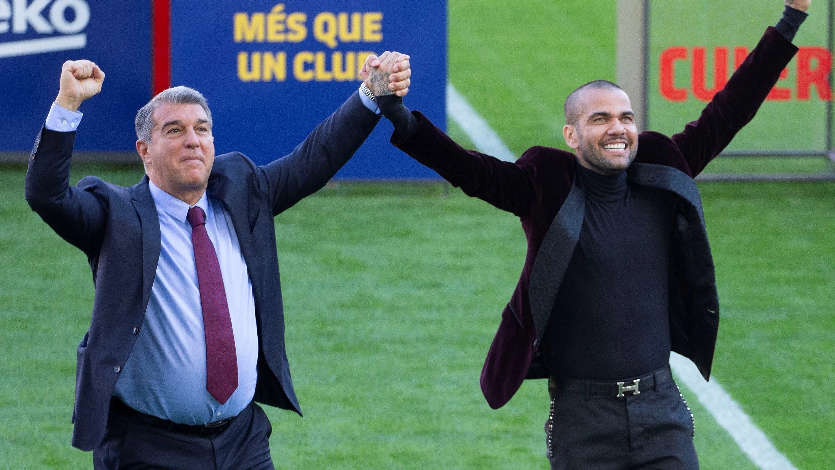 Joan Laporta y Dani Alves en la presentación del lateral brasileño en el Camp Nou Joan Laporta y Dani Alves en la presentación del lateral brasileño en el Camp Nou