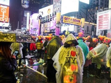 Un grupo de personas viven la Nochevieja en Times Square