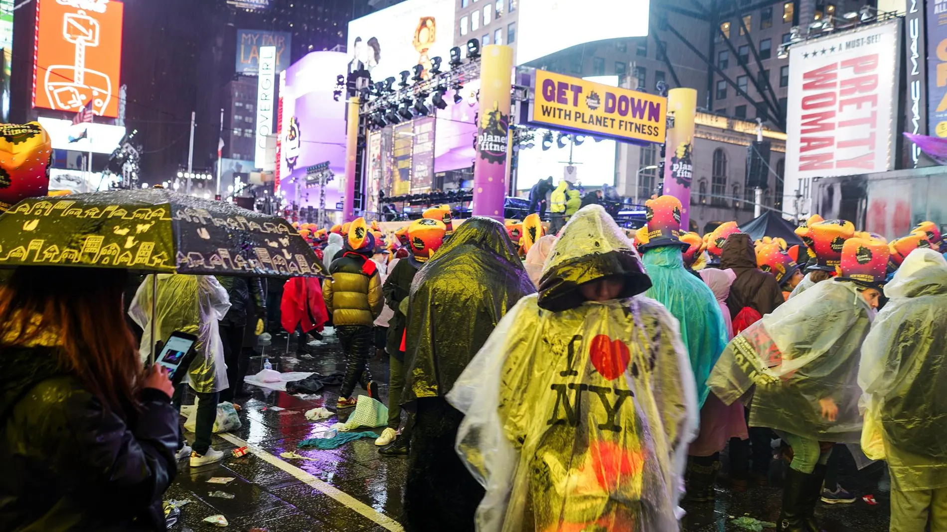 Un grupo de personas viven la Nochevieja en Times Square