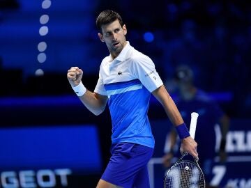 Novak Djokovic celebra un punto ante Andrey Rublev en las Finales ATP de Turín