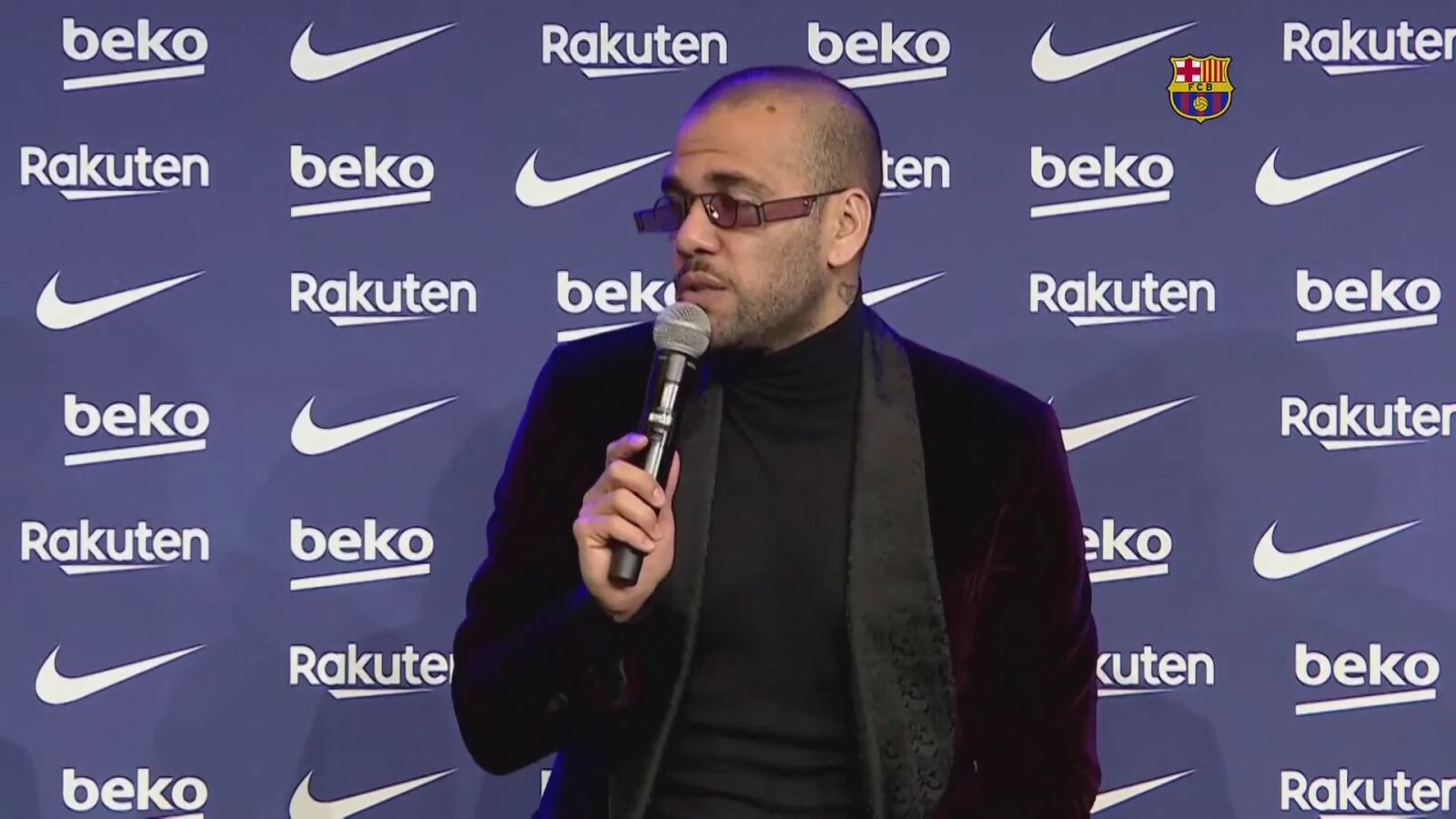 VÍDEO: Así ha sido la presentación de Dani Alves en su regreso al Barcelona