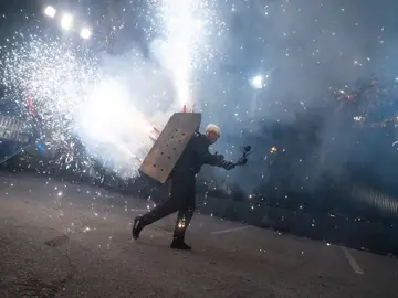 Marron sorprende con una "auténtica locura": ¡una mochila de fuegos artificiales! Marron sorprende con una "auténtica locura": ¡una mochila de fuegos artificiales!
