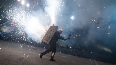 Marron sorprende con una "auténtica locura": ¡una mochila de fuegos artificiales! Marron sorprende con una "auténtica locura": ¡una mochila de fuegos artificiales!