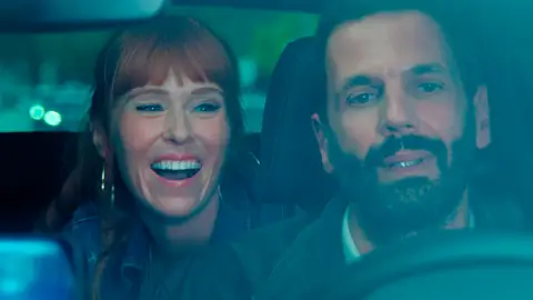 Théa y Morgane bromean con el lado más ardiente de Adam Théa y Morgane bromean con el lado más ardiente de Adam