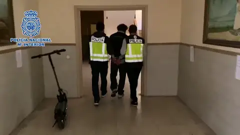 Un agente de policía fuera de servicio evita un abuso sexual a una joven en Vallecas Un agente de policía fuera de servicio evita un abuso sexual a una joven en Vallecas