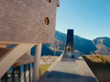 El piloto Tom Pagès hace el primer salto base con mortal en moto El piloto Tom Pagès hace el primer salto base con mortal en moto