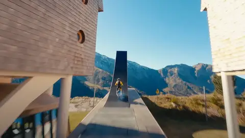 El piloto Tom Pagès hace el primer salto base con mortal en moto El piloto Tom Pagès hace el primer salto base con mortal en moto