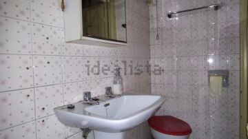 El baño de este piso de Idealista
