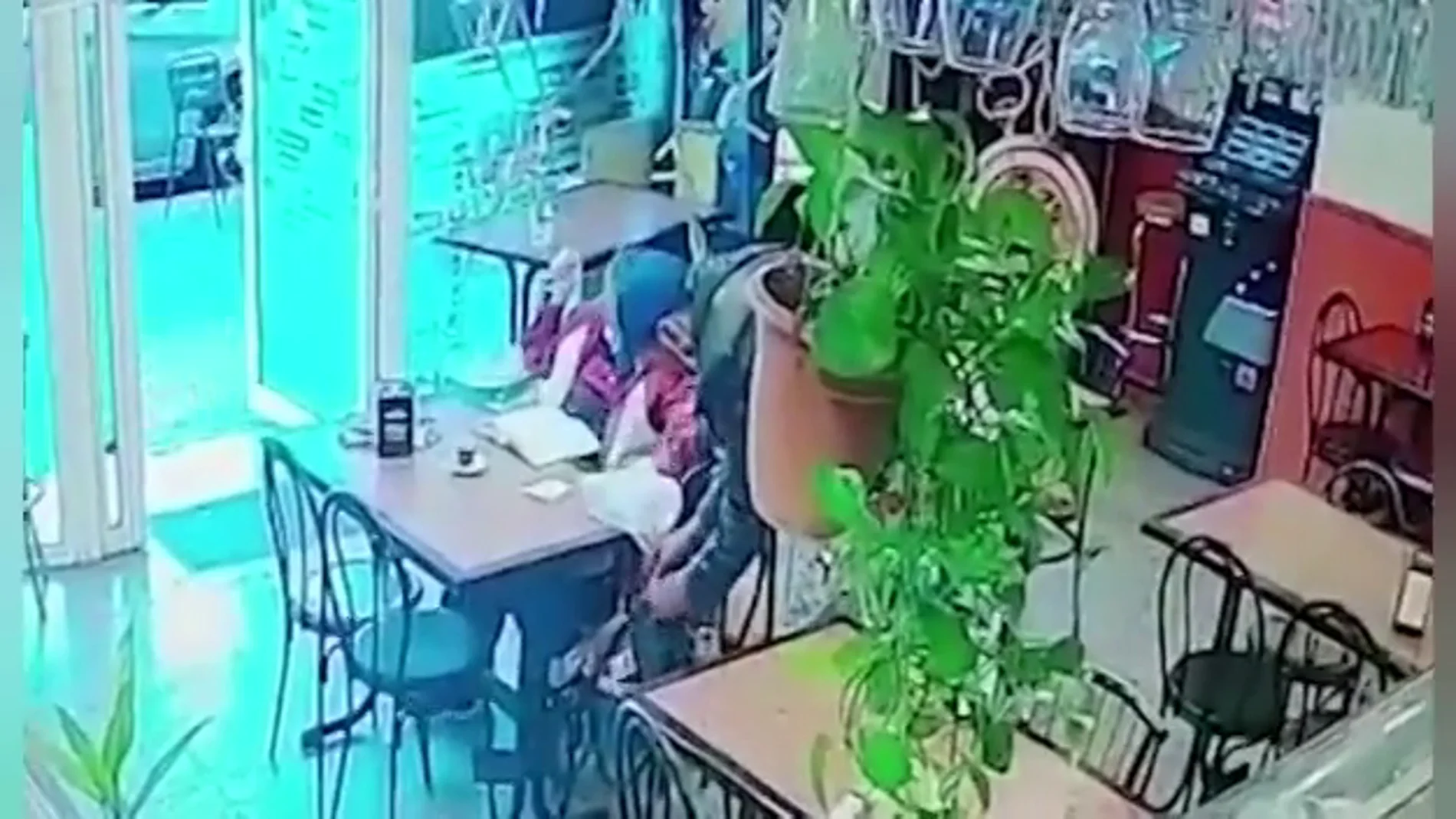 El vídeo de una ladrón robándole la cartera a un enfermo de ELA en una bar de Barcelona