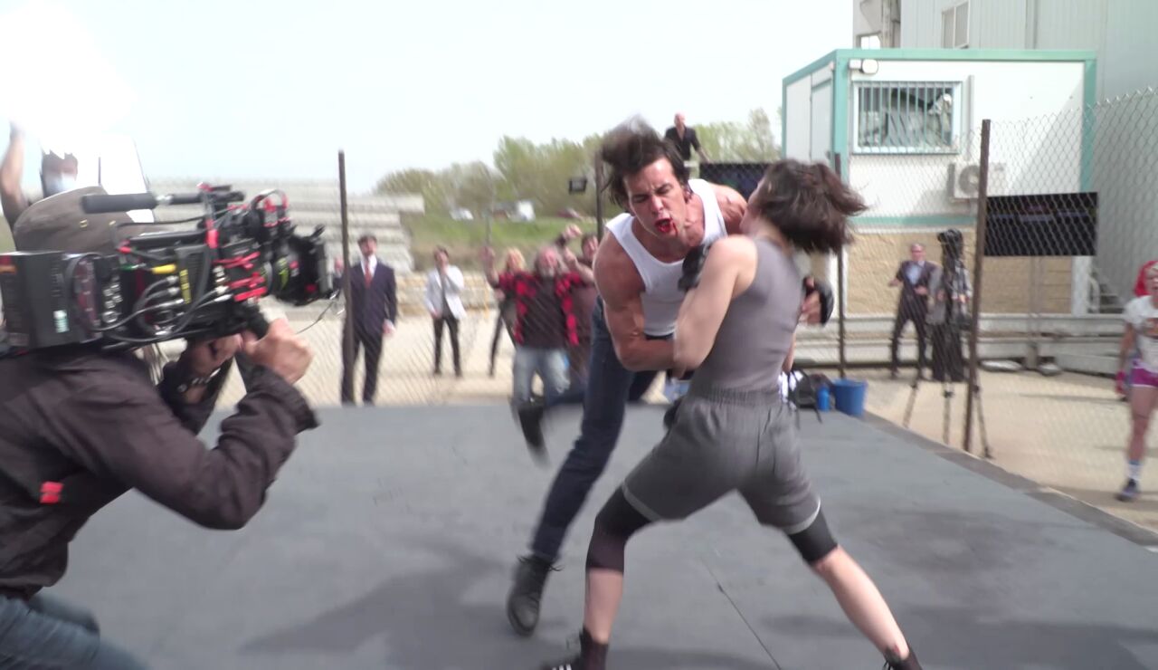 El espectacular making of de Mario Casas y su brutal combate en 'Los hombres de Paco'