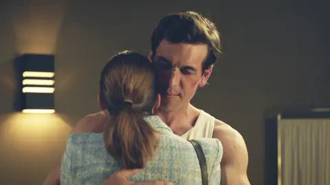 Aitor y Sara se despiden con un abrazo, un deseo y una confesión Aitor y Sara se despiden con un abrazo, un deseo y una confesión