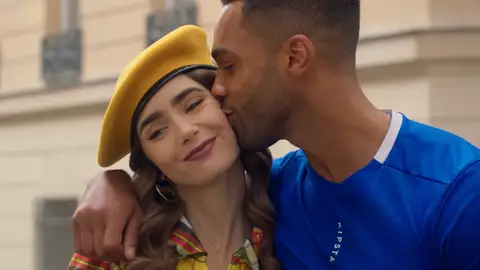 Lily Collins y Lucien Laviscount en 'Emily in Paris' Lily Collins y Lucien Laviscount en 'Emily in Paris'