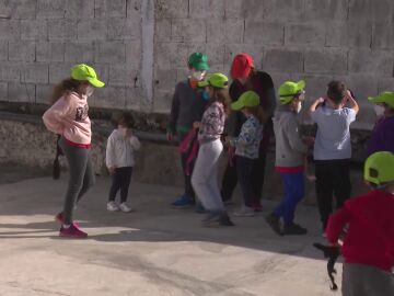 Así es el recreo de los niños en los colegios de La Palma por la erupción del volcán