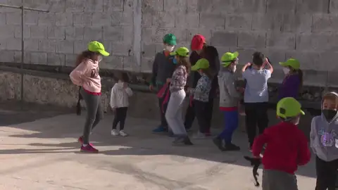 Así es el recreo de los niños en los colegios de La Palma por la erupción del volcán Así es el recreo de los niños en los colegios de La Palma por la erupción del volcán