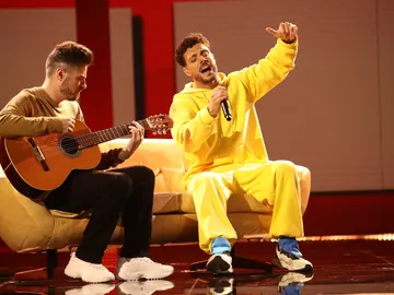Rasel, como C. Tangana, y La Húngara cantan ‘Tú me dejaste de querer’  Rasel, como C. Tangana, y La Húngara cantan ‘Tú me dejaste de querer’