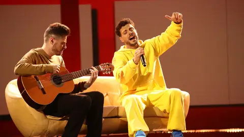 Rasel, como C. Tangana, y La Húngara cantan ‘Tú me dejaste de querer’ Rasel, como C. Tangana, y La Húngara cantan ‘Tú me dejaste de querer’