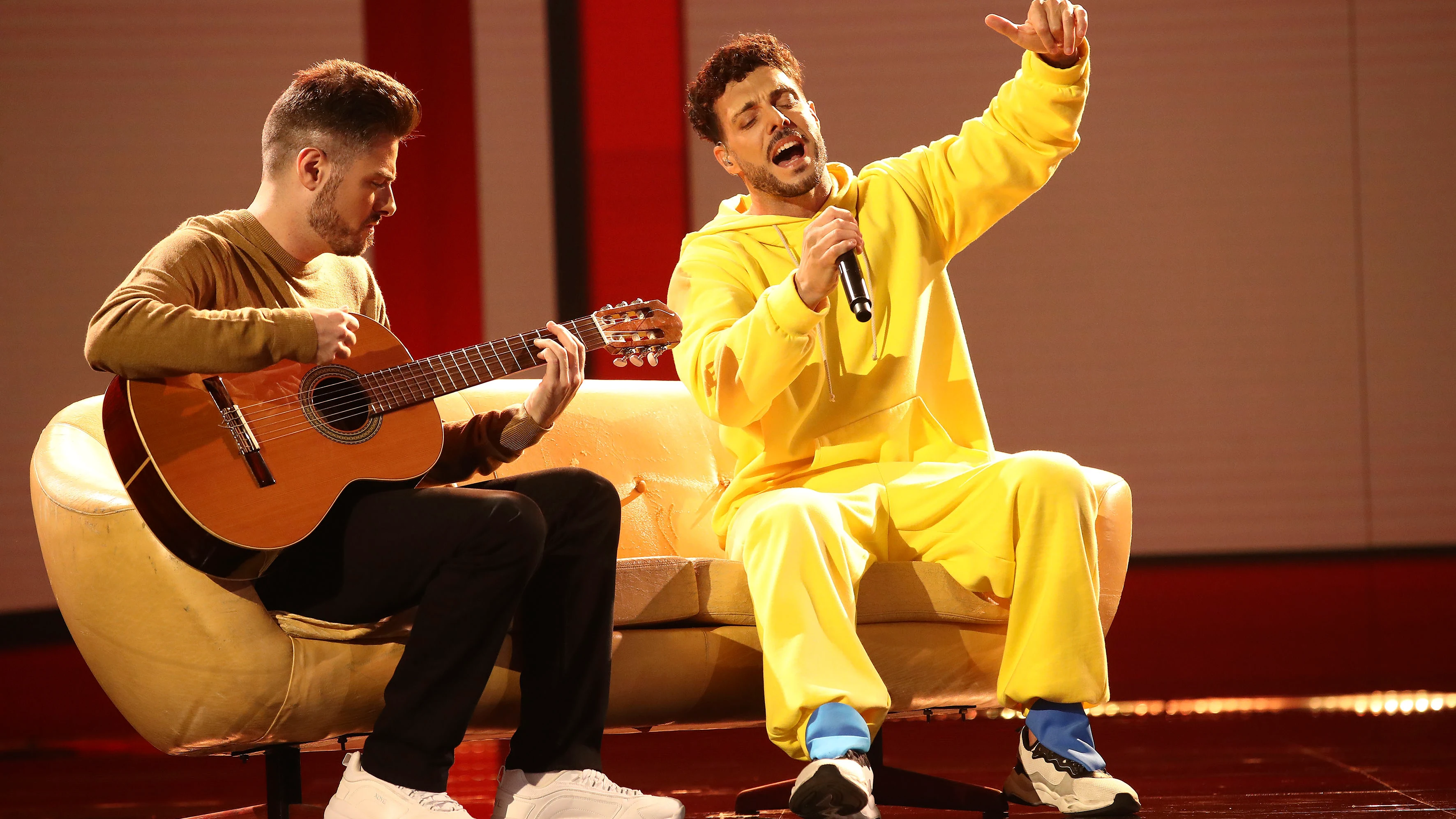 Rasel, como C. Tangana, y La Húngara cantan ‘Tú me dejaste de querer’ 