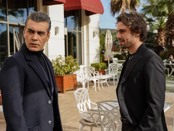 Asya se enfrenta a Volkan y Selçuk: "¿Eres tú el que entró en mi casa y me agredió?" Asya se enfrenta a Volkan y Selçuk: "¿Eres tú el que entró en mi casa y me agredió?"