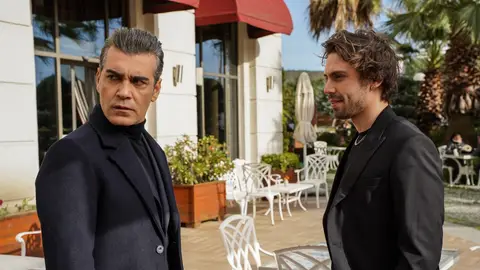 Asya se enfrenta a Volkan y Selçuk: "¿Eres tú el que entró en mi casa y me agredió?" Asya se enfrenta a Volkan y Selçuk: "¿Eres tú el que entró en mi casa y me agredió?"