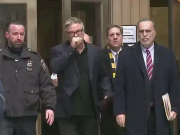 Alec Baldwin se enfrenta a otra demanda tras el mortal accidente: ''Eligió jugar a la ruleta rusa cuando disparó el arma'' Alec Baldwin se enfrenta a otra demanda tras el mortal accidente: ''Eligió jugar a la ruleta rusa cuando disparó el arma''