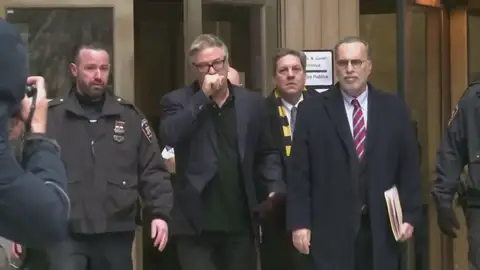 Alec Baldwin se enfrenta a otra demanda tras el mortal accidente: ''Eligió jugar a la ruleta rusa cuando disparó el arma'' Alec Baldwin se enfrenta a otra demanda tras el mortal accidente: ''Eligió jugar a la ruleta rusa cuando disparó el arma''