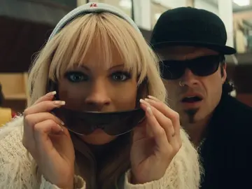 Lily James y Sebastian Stan en 'Pam y Tommy' Lily James y Sebastian Stan en 'Pam y Tommy'