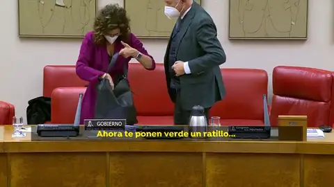 Un micrófono abierto entre la ministra María Jesús Montero y el diputado del PP Suárez Lamata: "Ahora te ponen verde un ratillo" Un micrófono abierto entre la ministra María Jesús Montero y el diputado del PP Suárez Lamata: "Ahora te ponen verde un ratillo"