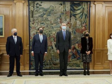 Rey Felipe posa junto a los nuevos magistrados del Tribunal Constitucional
